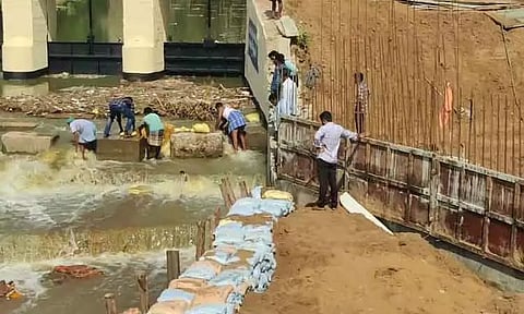 மயிலாடுதுறை அருகே, காவிரி ஆற்றில் பாலம் கட்டும் பகுதியில் கரை அரிப்பு ஏற்பட்டு தண்ணீர் வெளியேறும் அபாயம்