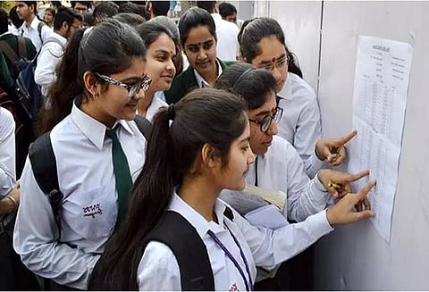 இளநிலை படிப்புகளில் சேர பொது நுழைவுத்தேர்வு மற்றும் 12ம் வகுப்பு மதிப்பெண்களுக்கு சம அளவு முக்கியத்துவம் - மராட்டிய அரசு முடிவு!