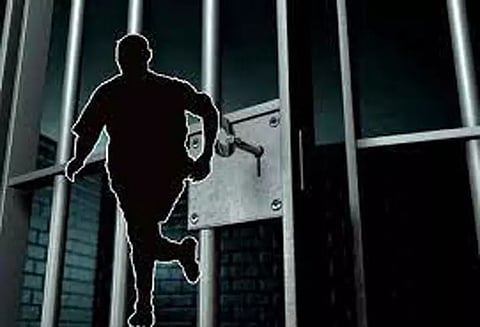 போலீஸ் பிடியில் இருந்து கைதி தப்பியோட்டம்