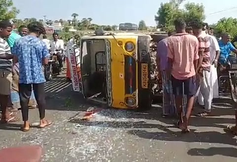 மினி லாரி கவிழ்ந்து 21 பேர் காயம்