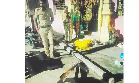 மின்கம்பம் முறிந்து விழுந்து முதியவர் பலி