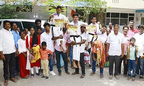 சாதனை படைத்த விழுப்புரம் மாணவர்களுக்கு உற்சாக வரவேற்பு