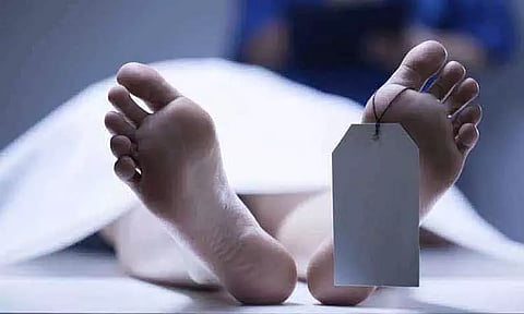 கழிவு நீர் தொட்டியில் தவறி விழுந்து சிறுவன் சாவு; காப்பாற்ற முயன்ற தந்தை உள்பட 2 பேர் பலியான சோகம்