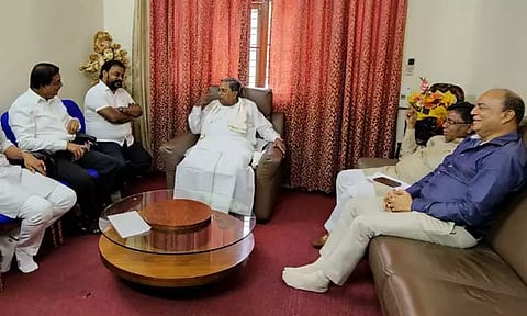 சித்தராமையாவுடன் ஜனதாதளம்(எஸ்) கட்சி தலைவர்கள் பேச்சுவார்த்தை நடத்தினர்.