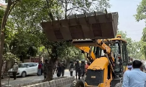 யமுனை நதியின் நீர்ப்பிடிப்பு பகுதிகளில் சட்ட விரோதமாக கட்டப்பட்ட 55 பண்ணை வீடுகள் இடிப்பு