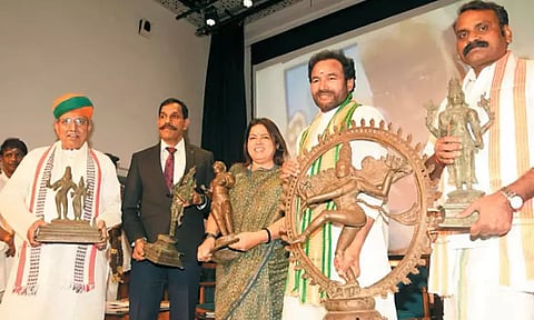 வெளிநாடுகளில் இருந்து மீட்கப்பட்ட சாமி சிலைகள் தமிழக அரசிடம் ஒப்படைப்பு