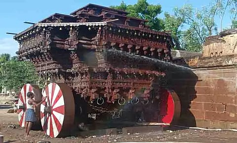 ஆதிரெத்தினேசுவரர் கோவில் தேர் சுத்தம் செய்யும் பணி