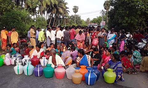 குடிநீர் கேட்டு காலிக்குடங்களுடன் கிராம மக்கள் சாலை மறியலில் ஈடுபட்ட காட்சி.