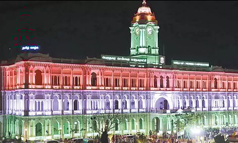 பகலில் வெள்ளை மாளிகை; இரவில் வண்ண மாளிகை ஒளிரும் விளக்குகளால் ஜொலிக்கும் ரிப்பன் கட்டிடம்