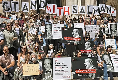 அமெரிக்காவில் எழுத்தாளர் சல்மான் ருஷ்டிக்கு ஆதரவாக பிரமாண்ட பேரணி