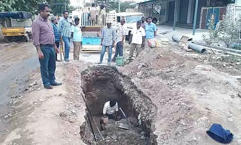 குடிநீர் குழாய் உடைப்பை சரிசெய்த அதிகாரிகள்