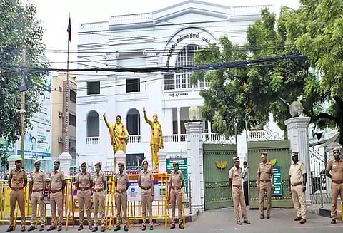 தொண்டர்கள் வர விதிக்கப்பட்ட ஐகோர்ட்டு தடை நீங்கியது; அ.தி.மு.க. தலைமை அலுவலகத்தில் போலீசார் குவிப்பு