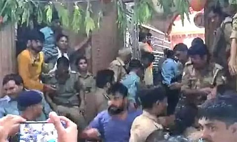 மதுரா கோவிலில் கிருஷ்ண ஜெயந்தி நெரிசலில் சிக்கி 2 பக்தர்கள் சாவு