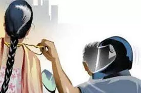 வீட்டில் டி.வி. பார்த்துக்கொண்டிருந்த பண்ணிடம் மிளகாய்பொடியை தூவி 7 பவுன் நகையை பறித்து சென்ற முகமூடி கொள்ளையன்- அந்தியூர் அருகே பரபரப்பு