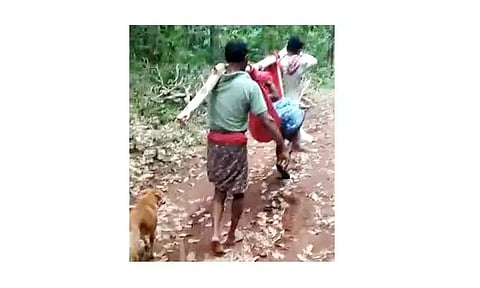 உடல் நலம் பாதித்தவரை தொட்டில் கட்டி சிகிச்சைக்கு அழைத்து சென்ற அவலம்