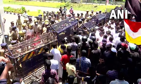 கேரளா: விழிஞம் துறைமுகத்துக்கு எதிர்ப்பு - 6-வது நாளாக மீனவர்கள் போராட்டம்...!