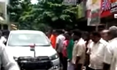 புதுச்சேரி: காங்கிரஸ் பொறுப்பாளர் தினேஷ் குண்டுராவ் கார் மீது தாக்குதல்