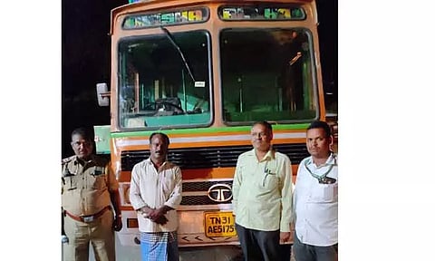 லாரியில் கடத்திய 15 டன் ரேஷன் அரிசி பறிமுதல்