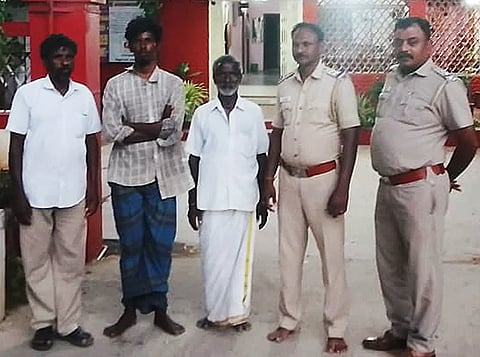 பொதுமக்களை தாக்கியதாக பிடிபட்ட வாலிபர் குடும்பத்தினரிடம் ஒப்படைப்பு