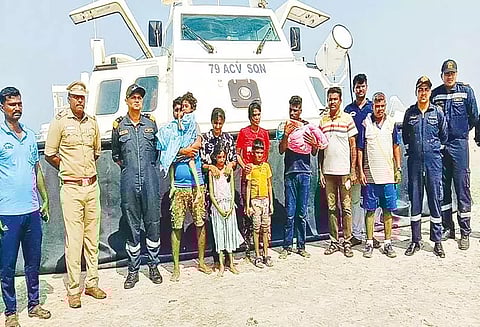 தனுஷ்கோடி அருகே 3-வது மணல் திட்டில் தவித்த 8 அகதிகள் மீட்பு