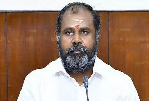 ஓ.பன்னீர்செல்வம் பதவிக்காக மவுன யுத்தம் தொடங்கினார்- ஆர்.பி.உதயகுமார்