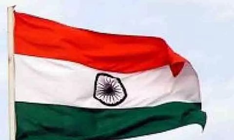 குப்பை தொட்டியில் வீசப்பட்ட தேசியக்கொடிகள்