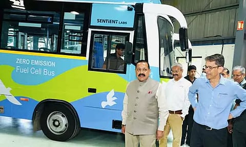 இந்தியாவில் உருவாக்கப்பட்ட ஹைட்ரஜன் எரிபொருள் பேருந்து - புனேவில் அறிமுகம்