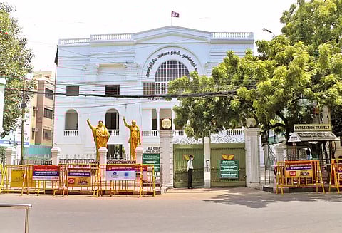 ஐகோர்ட்டு தடை விலகிய பிறகும் தலைமை அலுவலகத்துக்குள் நுழைய அ.தி.மு.க. தொண்டர்களுக்கு அனுமதி மறுப்பு