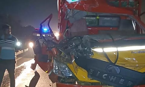 வல்லத்தில் லாரி மீது சரக்கு வேன் மோதி விபத்து - டிரைவர் பலி