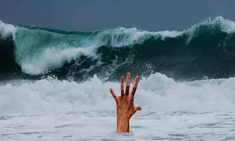 திருவொற்றியூரில் கடலில் குளித்தபோது ராட்சத அலையில் சிக்கி வாலிபர் பலி - யார் அவர்? போலீஸ் விசாரணை