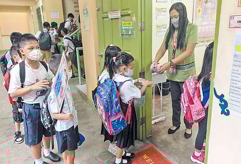 கொரோனா தொற்று குறைந்ததால் பிலிப்பைன்சில் 2 ஆண்டுகளுக்கு பிறகு பள்ளிகள் மீண்டும் திறப்பு