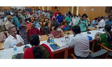 வாரந்தோறும் நடைபெறும் பொதுமக்கள் குறைகேட்பு கூட்டத்திற்கு வராத அதிகாரிகள் மீது நடவடிக்கை கலெக்டர் மோகன் எச்சரிக்கை