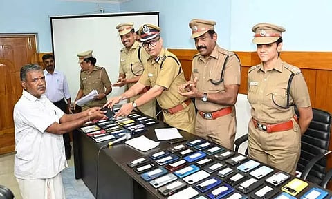 காணாமல் போன 100 செல்போன்கள் உரியவர்களிடம் ஒப்படைப்பு