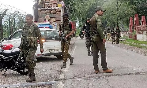 ஜம்மு காஷ்மீரில் ராணுவ முகாமில் தற்கொலை படை தாக்குதல்: பலி எண்ணிக்கை 5 ஆக உயர்வு