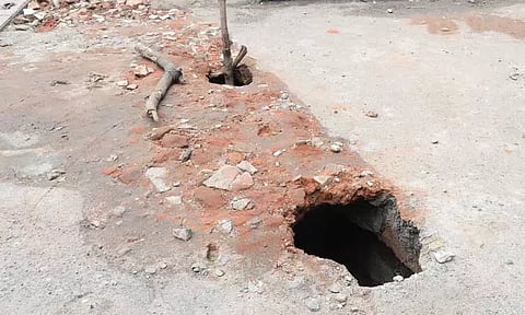 பெங்களூரு ராஜாஜிநகர் பகுதியில் சாலையில் ஏற்பட்ட திடீர் பள்ளம்