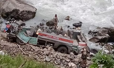 காஷ்மீர்: எல்லைக் காவல் படையினர் பயணித்த பேருந்து ஆற்றில் கவிழ்ந்த விபத்தில் பலி எண்ணிக்கை 8 ஆக உயர்வு!