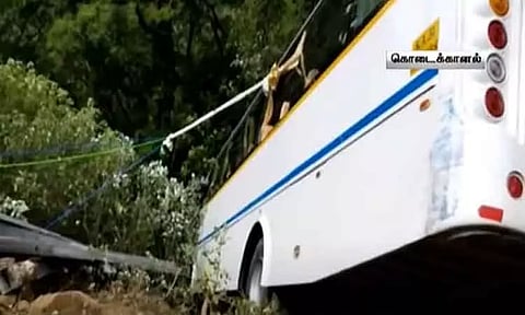 கொடைக்கானல் அருகே சுற்றுலா பேருந்து பள்ளத்தில் கவிழ்ந்து விபத்து