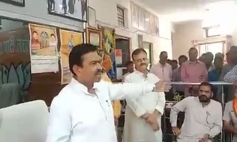 "காரை துரத்துவது நாய்களின் இயல்பு" - மத்திய இணைமந்திரி அஜய் மிஸ்ரா சர்ச்சை பேச்சு