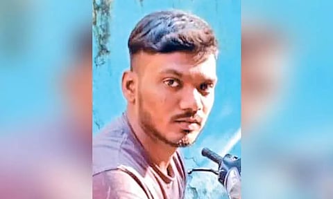 போலீஸ் விசாரணைக்கு பயந்து: வாலிபர் தூக்குப்போட்டு தற்கொலை - தாய்க்கு எழுதிய உருக்கமான கடிதம் சிக்கியது