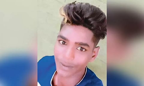 வேலைக்கு செல்லாததை பெற்றோர் கண்டித்ததால் வாலிபர் தூக்குப்போட்டு தற்கொலை - போலீசார் விசாரணை