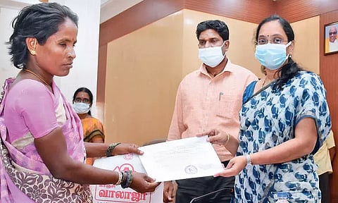 காஞ்சீபுரத்தில் மக்கள் குறைதீர்க்கும் கூட்டத்தில் இலவச வீட்டுமனை பட்டா - பயனாளிகளுக்கு கலெக்டர் வழங்கினார்