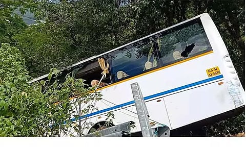 கொடைக்கானல் மலைப்பாதையில் அந்தரத்தில் தொங்கிய சுற்றுலா பஸ்: கண்ணாடியை உடைத்து 42 பயணிகள் மீட்பு