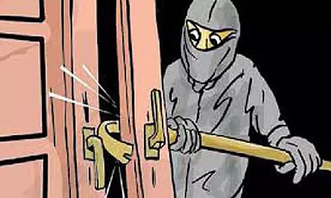 செல்போன் கடையில் திருட்டு