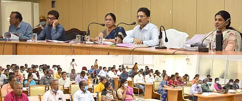 மாவட்டத்தில் வளர்ச்சி பணிகளை விரைவுபடுத்த வேண்டும்