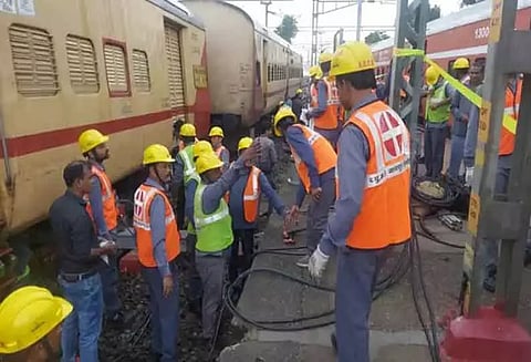 சத்தீஸ்கரில் இருந்து நாக்பூர் வந்த எக்ஸ்பிரஸ் ரெயில் தடம் புரண்டது- பயணிகள் அதிர்ஷ்டவசமாக தப்பினர்