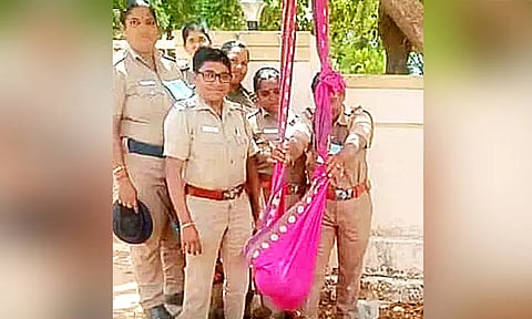 போலீஸ் தேர்வுக்கு வந்த பெண்ணின் குழந்தையை தொட்டில் ஆட்டி தூங்க வைத்த பெண் போலீசார்