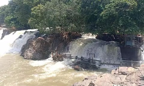 நீர்வரத்து அதிகரிப்பு: ஒகேனக்கல் அருவியில் குளிக்க விதிக்கப்பட்ட தடை தொடர்ந்து நீட்டிப்பு