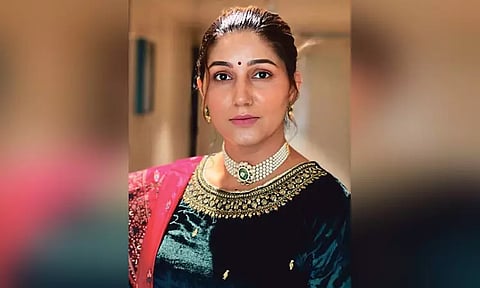 மோசடி வழக்கு: பிரபல பாடகிக்கு கைது வாரண்ட்