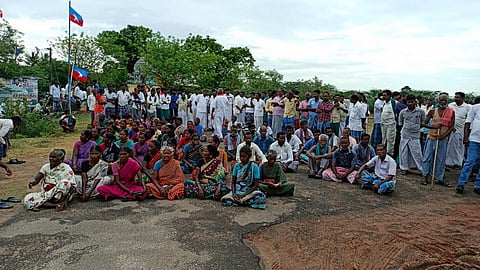 திருத்துறைப்பூண்டி அருகே, ஆக்கிரமிப்புகளை அகற்ற எதிர்ப்பு: கிராம மக்கள் சாலை மறியல்