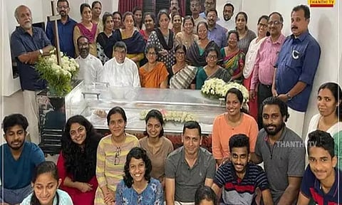 கேரளாவில் 95 வயது மூதாட்டி உயிரிழப்பு: சிரித்த முகத்துடன் புகைப்படம் எடுத்துக்கொண்ட குடும்பத்தினர்கள்..!